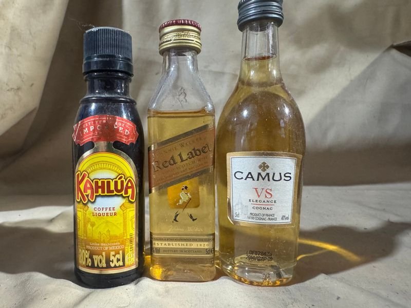 Lote de 3 Botellas de Licores Varios Selladas: Kahlúa, Johnnie Walker Red Label y Camus VS Elegance