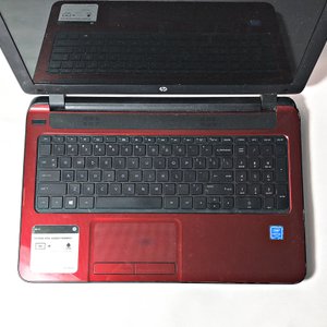 Laptop HP Roja - Sin Cargador y No Enciende - imagen 3