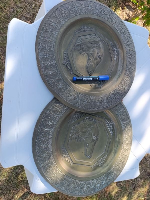Lote siguiente: Platos decorativos de metal con diseño floral y geométrico