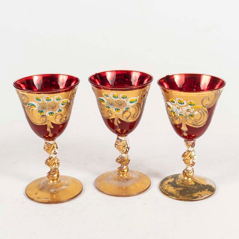 Lote siguiente: Copas de cristal veneciano con diseño ornamental dorado y esmalte verde
