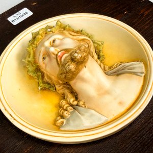Relieve Circular de Jesús en Yeso con Corona de Espinas - imagen 3