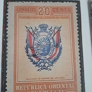Lote de 8 Chapas Vintage Temáticas: Mickey Mouse, Uruguay, Velez Sarsfield y Más - imagen 7