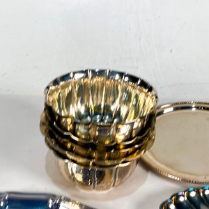Lote de 9 piezas metálicas: bandejas, coquillas y centros - imagen 2