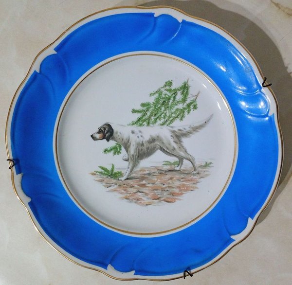 Plato Decorativo Vintage de Porcelana con Perro de Caza y Filetes Dorados - imagen 1