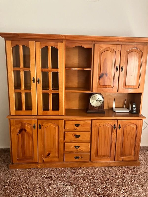 Gran Mueble de Cristalero-Madera con Relojes y Estanterías