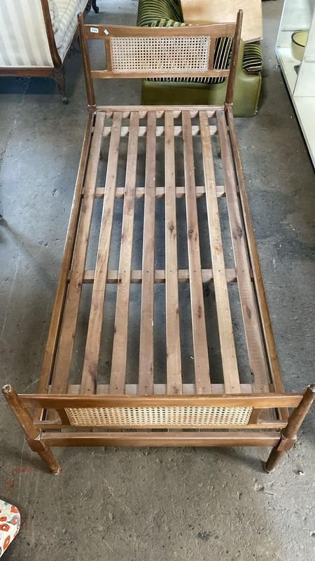 Cama de madera con estructura simple - imagen 2