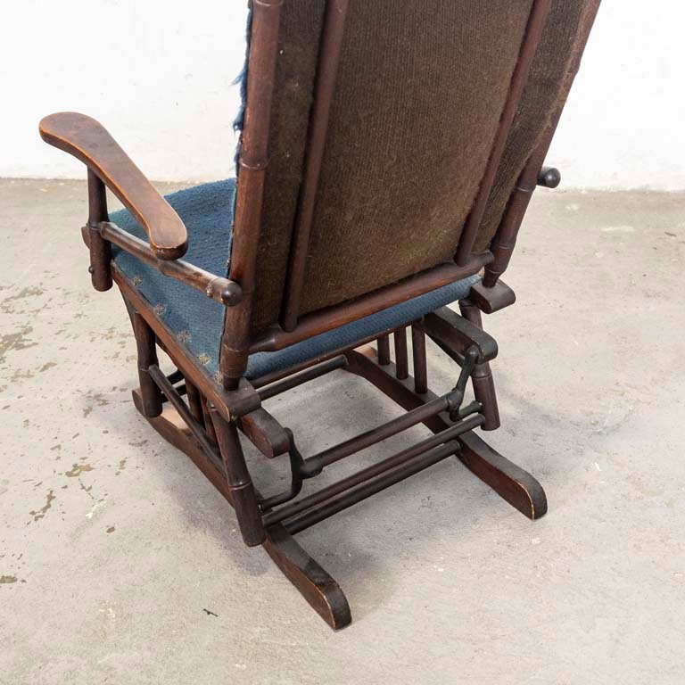 Sillón mecedora azul con detalles - imagen 3