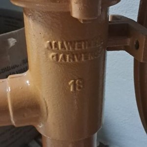 Bomba de Agua Antigua de Hierro Fundido con Base de Madera - imagen 2