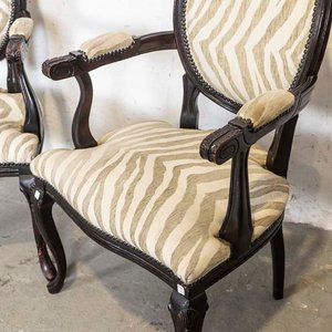 Par de Sillones Luis XVI Estilo Medallón Tapizados - imagen 2