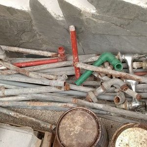 Lote de Materiales de Construcción: Caños Galvanizados, Cerámicas, Azulejos y Recortes de Mármol - imagen 2