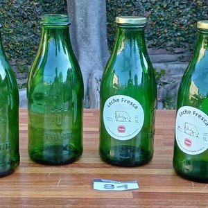 Lote siguiente: 4 Botellas de Vidrio Verde Oscuro Talar para Leche 1 Litro