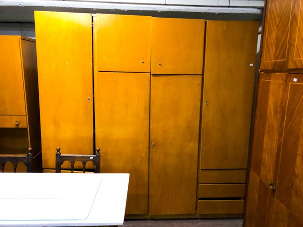 Mueble de madera de 5 puertas y 3 cajones