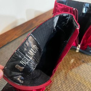 Botas Cortas Tejano Terciopelo Rojo y Charol Negro Talle 36 Belmour - imagen 2
