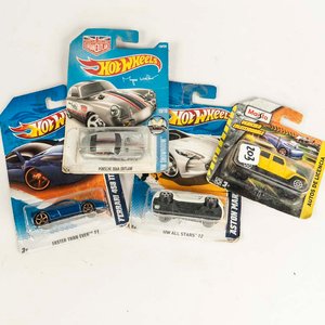 Lote anterior: 4 autos colección 3 Hot Wheels y 1 Maisto en su blister original 