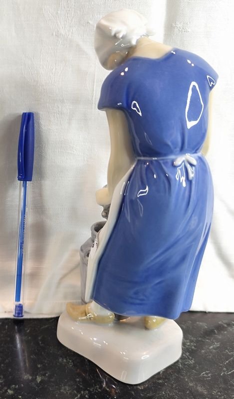 Figurita de porcelana danesa B&G Bing & Grondahl #2181 - imagen 4