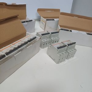 Caja con 4 Llaves Térmicas Trifásicas TQC 10 Amp. - imagen 3