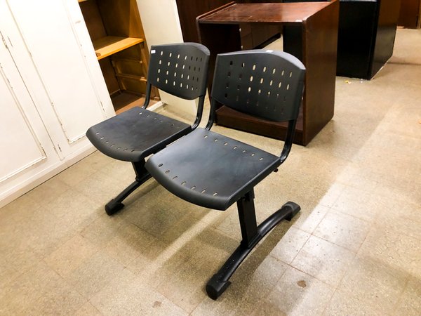 Par de Sillas de Oficina Negras con Base Metálica