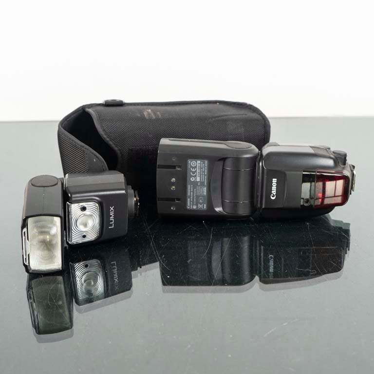 Lote siguiente: Luces de flash para cámaras Canon y Panasonic Lumix