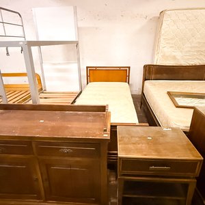 Lote anterior: Muebles de Dormitorio: Cama, Mesa de Luz y Cómoda