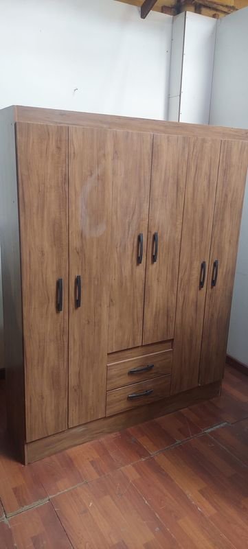 Mueble de madera con muchas estanterías y perchero