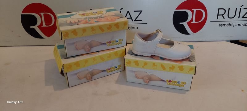 Lote siguiente: Calzado de Talla 22 - Zapatos Blancos con Suela Amarilla