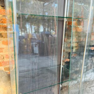 Vitrina Exhibidora de MDF con Puertas y Estantes de Vidrio - imagen 2