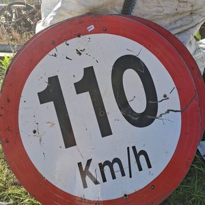 Lote anterior: Cartel de señalización de 110 km/h, diametro 75