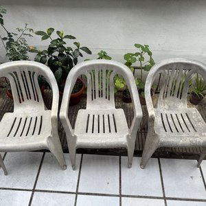 Lote de 3 Sillas Plásticas Blancas para Exterior - imagen 4