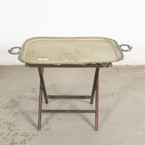 Lote siguiente: Mesa Plegable con Bandeja de Bronce y Patas con Detalles