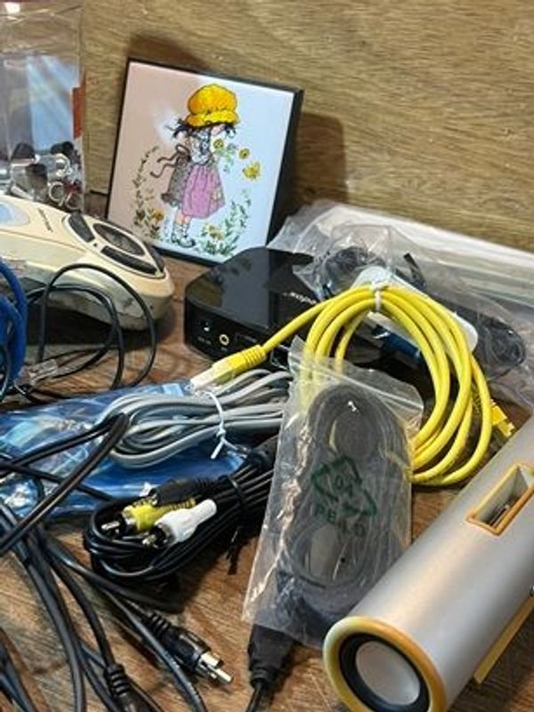 Colección de cables, conexiones y accesorios electrónicos - imagen 3