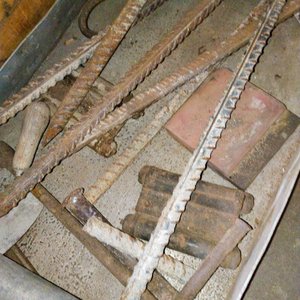 Caja de Chapa con Herramientas Varias y Elementos de Metal - imagen 4