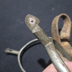 Par de Espuelas Antiguas con Detalle en Metal Blanco y Cuero - imagen 5