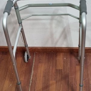 Andador Ortopédico Plegable de Aluminio con Ruedas - imagen 3
