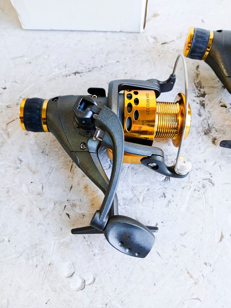 Reel frontal de pesca en buen estado - imagen 2