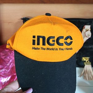 Bolso Negro Brillante, Gorra INGCO y Vasitos para Velas - imagen 4