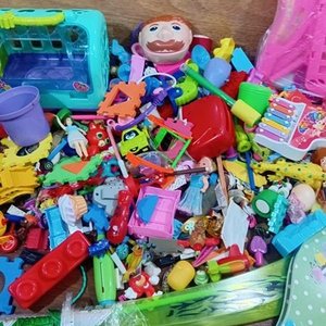 Gran Lote de Juguetes Variados: Figuras, Bloques y Más - imagen 2