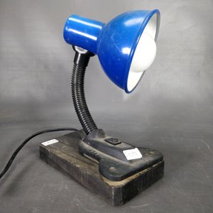Lámpara de Escritorio Azul con Base de Madera Regulable - imagen 2