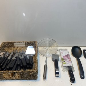 Lote siguiente: Set de 38 Utensilios de Cocina con Canasto de Mimbre