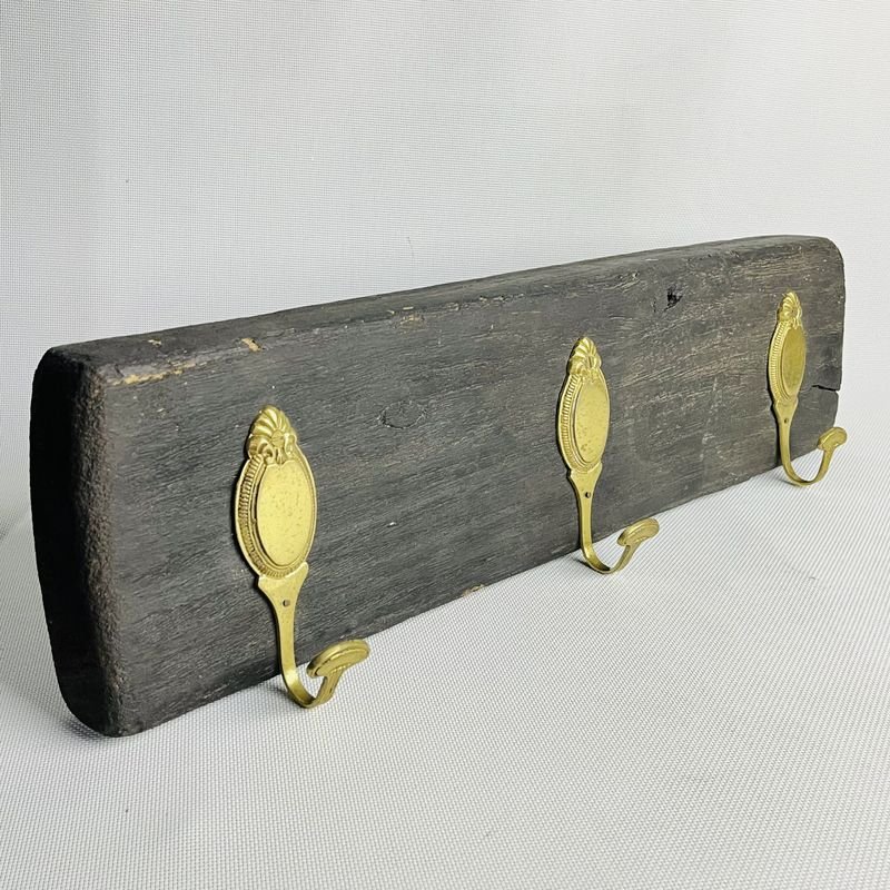 Lote siguiente: Perchero rústico de madera y bronce para decoración