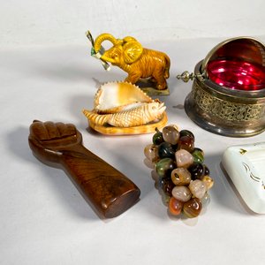 Lote de 6 piezas: Mano de madera, elefante con pez, uvas de piedra, cenicero y más - imagen 4
