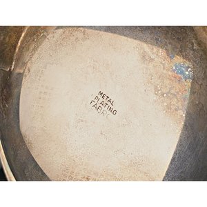 Centro de Mesa Metálico con Tapa y Patas Ornamentadas - imagen 5