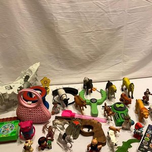 Lote Variado de Figuras de Niños, Niñas y Animales - imagen 3