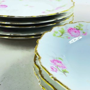 Ocho Platos Llanos Limoges Blancos con Flores Rosas y Borde Dorado - imagen 3