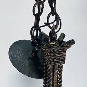 Lote siguiente: Araña de Metal Negra con Decoración de Cuerdas y Cuatro Luces