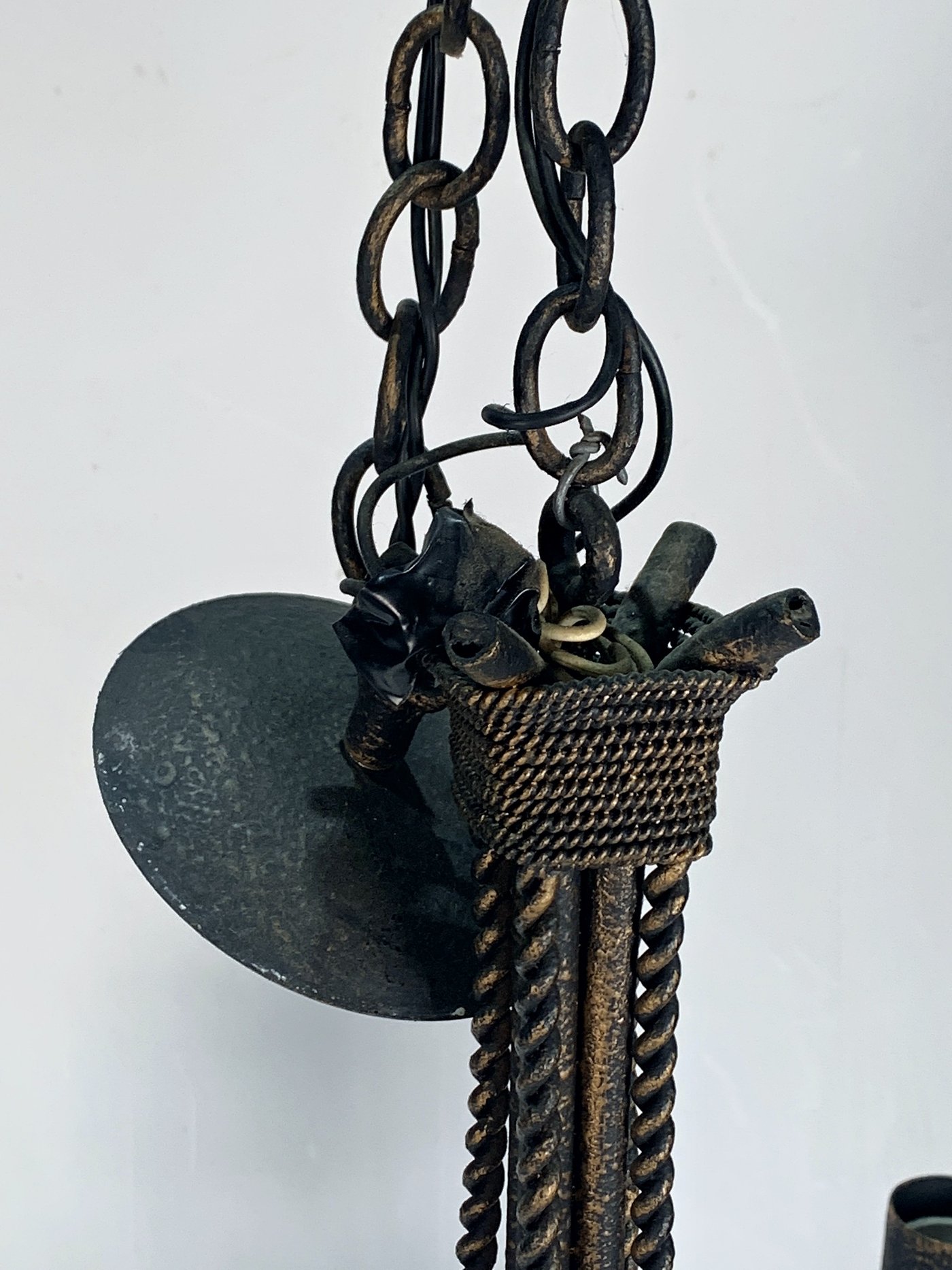 Araña de Metal Negra con Decoración de Cuerdas y Cuatro Luces