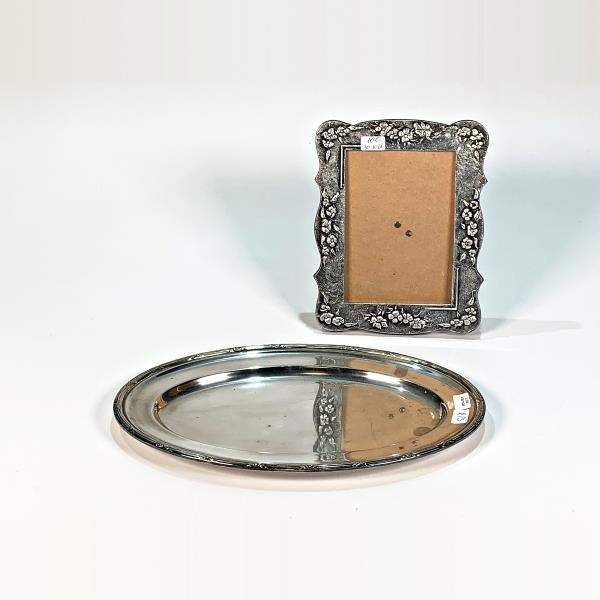 Portarretrato de Madera y Peltre con Decoración Floral y Bandeja Oval de Metal