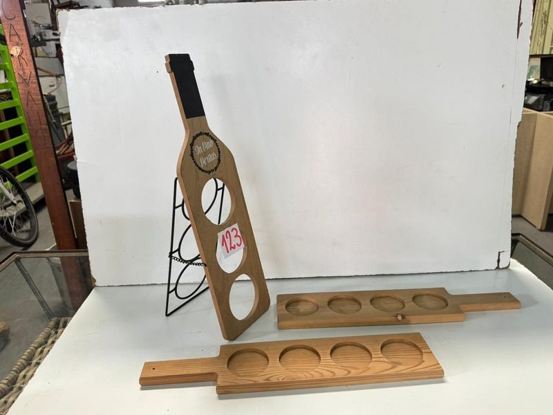 Porta botellas de vino y tablitas de madera