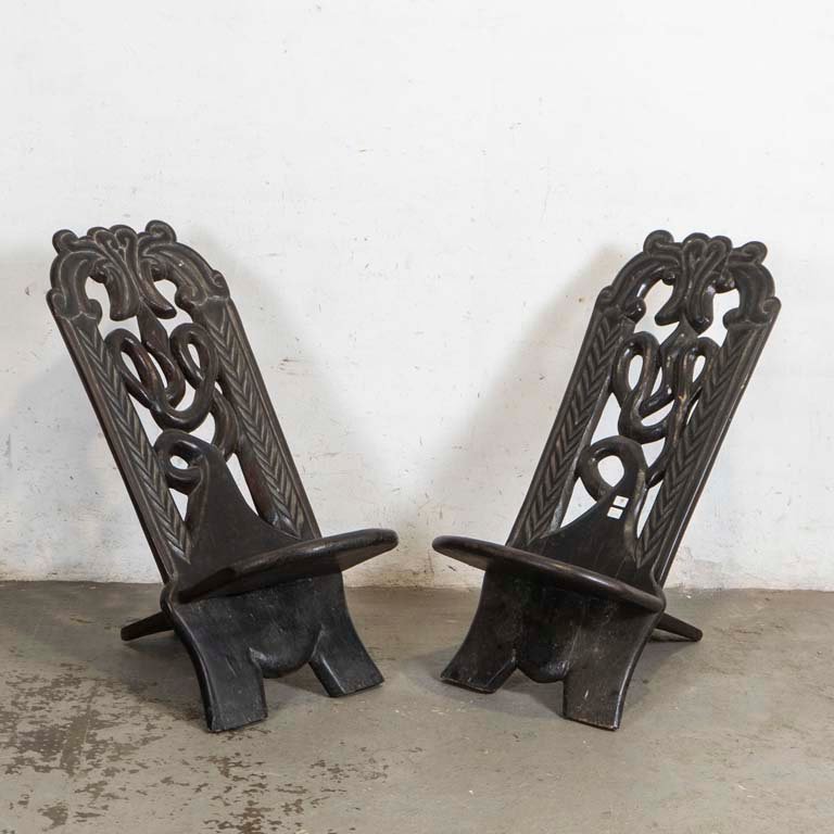 Par de Sillones Africanos Tallados con Detalles de Desgaste