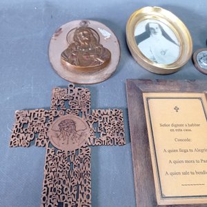 Lote de Adornos Religiosos: Cruces, Cuadro y Alhajero - imagen 3
