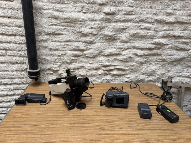 Lote anterior: Equipos de fotografía profesionales JVC y Sharp